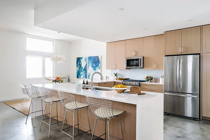 Tủ bếp chất liệu gỗ với tone màu trắng cho căn bếp đẹp như truyện cổ tích bep mau trang 2