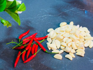 Tỏi ngâm giấm ớt - Cách ngâm tỏi để giòn, ngon, không bị xanh. z7391819996354 5ca116ed11108f88474e41d83116aca3