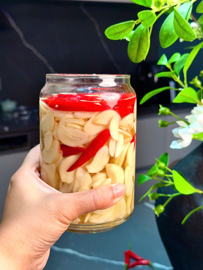 Tỏi ngâm giấm ớt - Cách ngâm tỏi để giòn, ngon, không bị xanh. z7391820008201 83409a327865b0564d6e041755a3d61f