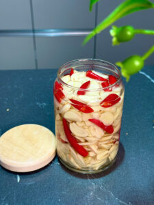 Tỏi ngâm giấm ớt - Cách ngâm tỏi để giòn, ngon, không bị xanh. z7391820009866 57622a80445d230bffde9d79e1f16112