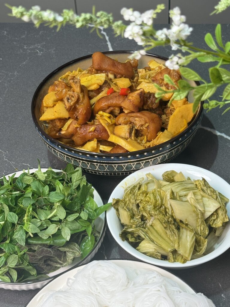 Móng giò giả cầy – Công thức nấu để thịt mềm vừa, thơm béo, giữ trọn độ giòn. z7391932318141 cdcf0c7690064431c4947f38defa4e48