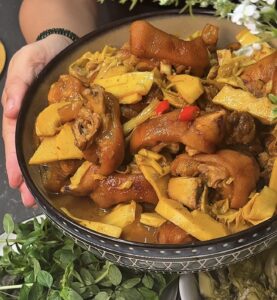 Móng giò giả cầy – Công thức nấu để thịt mềm vừa, thơm béo, giữ trọn độ giòn. z7391983743722 13bfbe3026576e5215172ea81bf35364