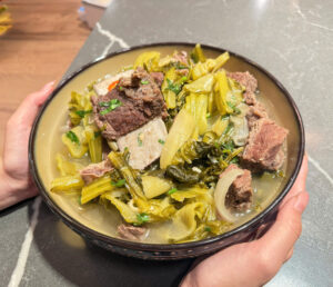 Sườn bò nấu dưa chua – Món canh chua dịu, ngọt lành cho bữa cơm nhà z7407888529685 932d0be4ef7c2a1c9610ffcf9b77b8e6