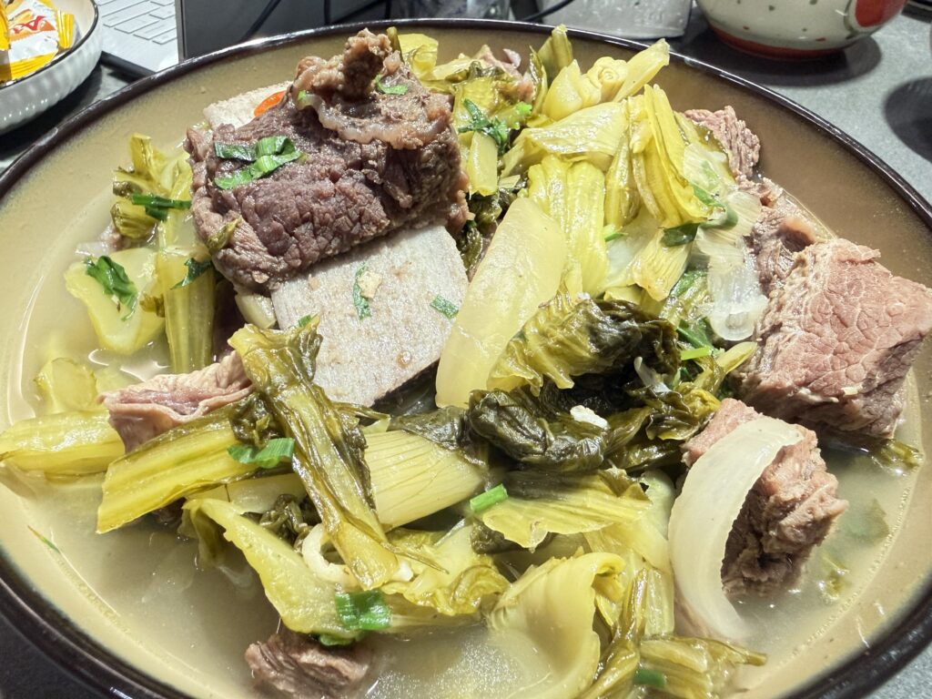 Sườn bò nấu dưa chua – Món canh chua dịu, ngọt lành cho bữa cơm nhà z7407892698269 b632f0d7f68de8ad758d072509866385