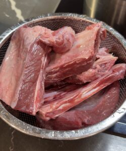 Sườn bò nấu dưa chua – Món canh chua dịu, ngọt lành cho bữa cơm nhà z7407893573043 cb263127971c86471cdf941adfbd0609